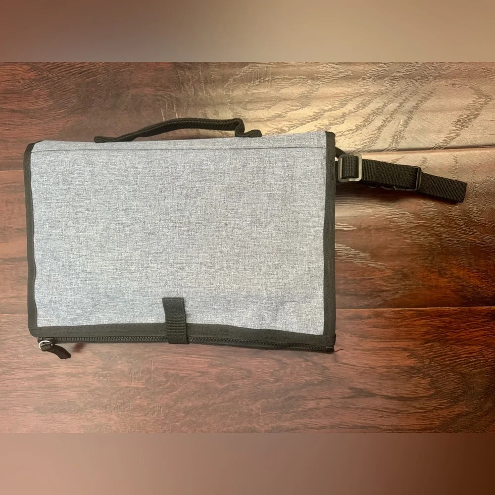 NWOT Skip Hop Pronto Signature Changing Station in Grey and Black